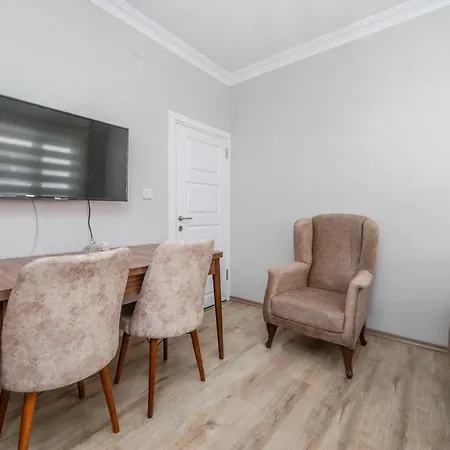 Fresh In Authentic Neighborhood Apartment *