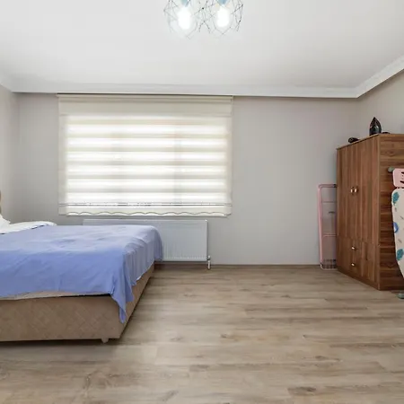 Fresh In Authentic Neighborhood Apartment